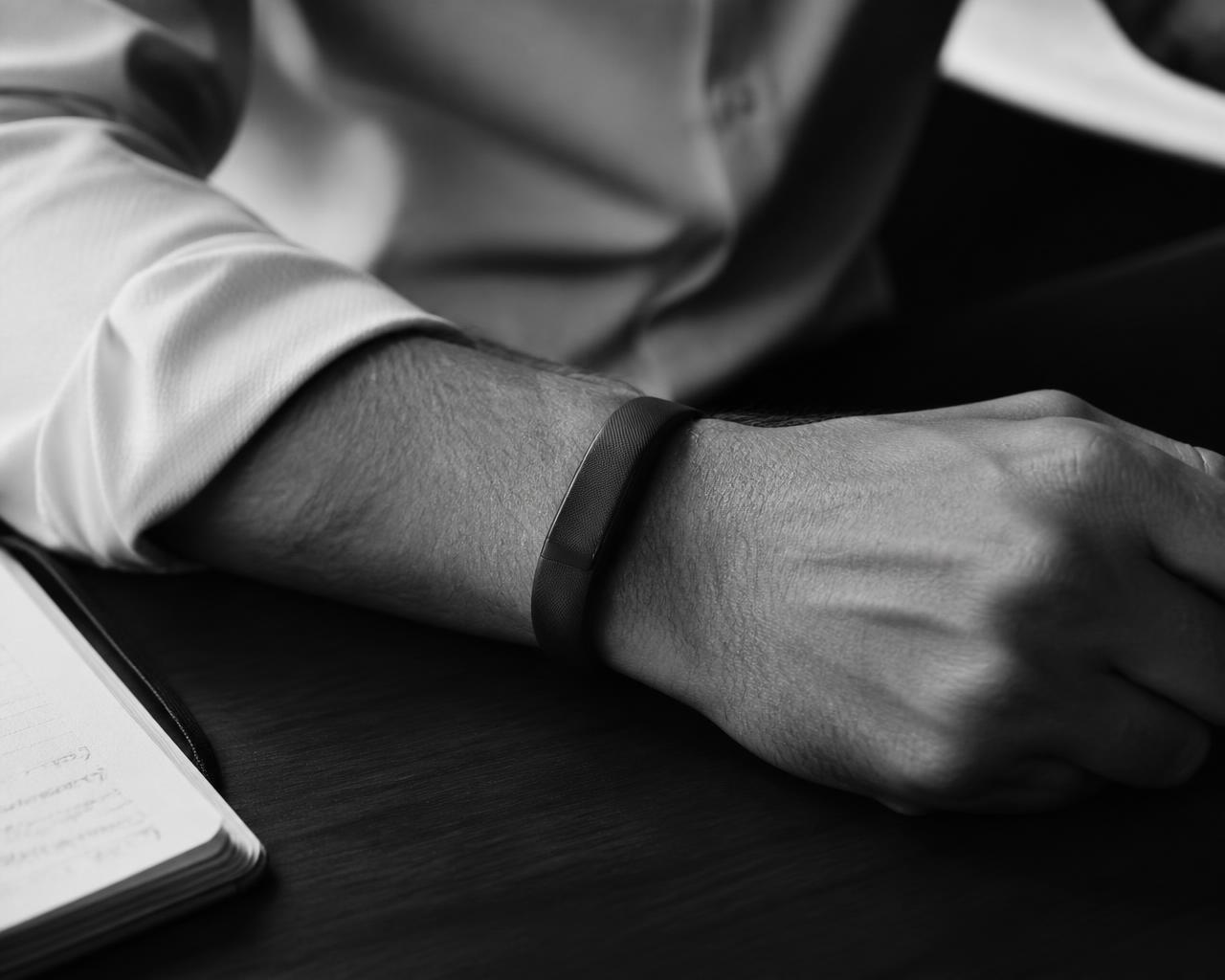 Executivo usando um dispositivo de monitoramento no pulso